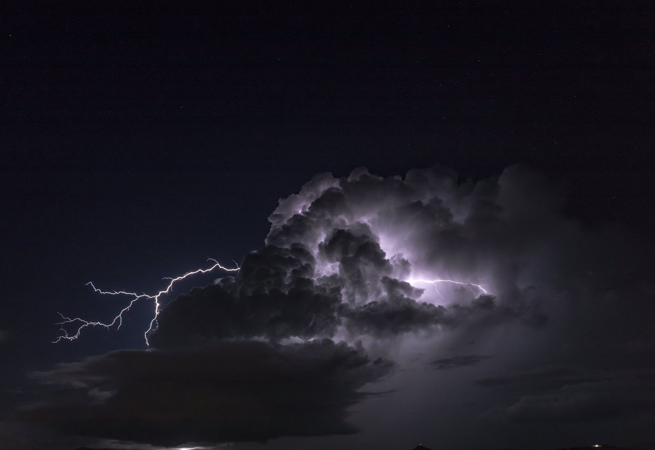 Εντυπωσιακό φαινόμενο οι κεραυνοί του «Δαίδαλου»