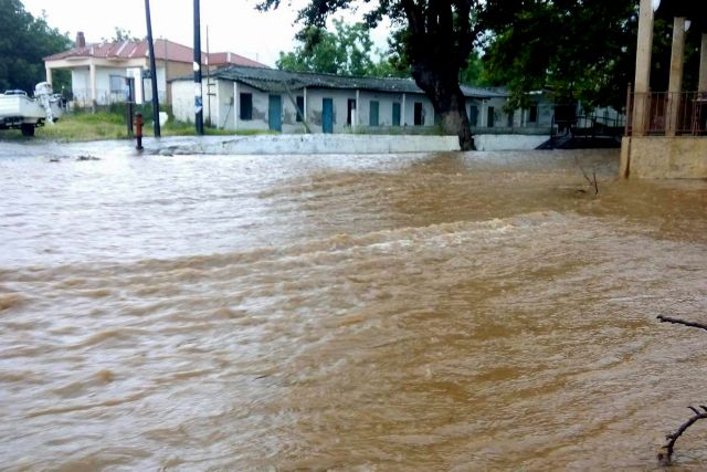 Πλημμυρισμένοι δρόμοι μετά την καταιγίδα στα Χανιά