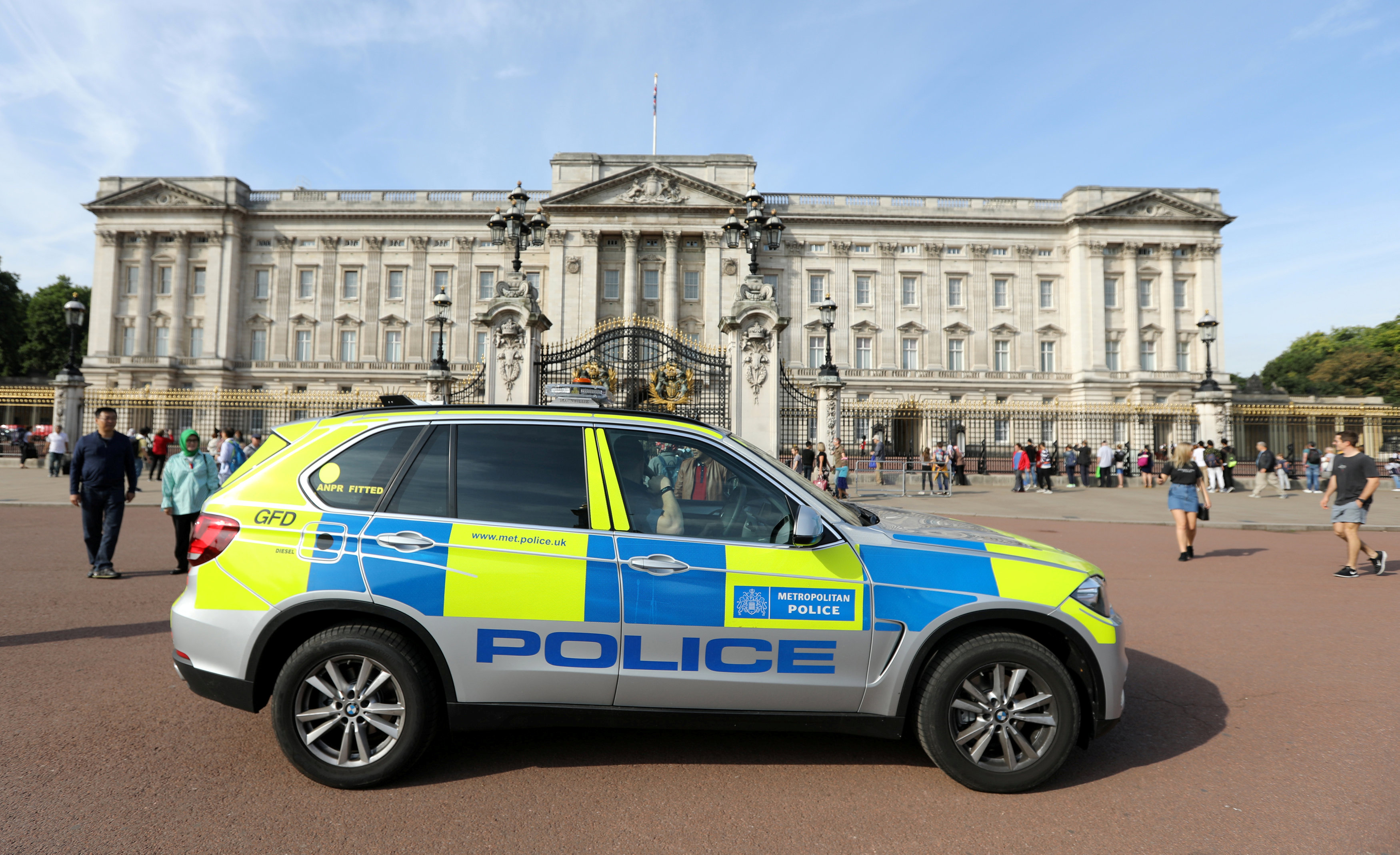 Λονδίνο: Γυναίκα επιχείρησε να σκαρφαλώσει στις πύλες του Μπάκινγχαμ