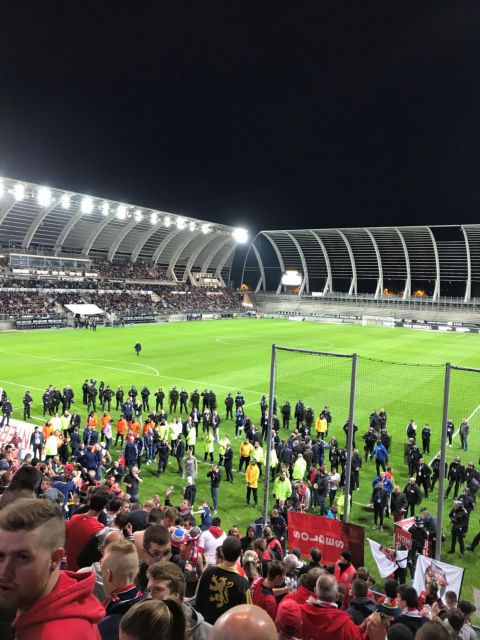 Δεκάδες τραυματίες όταν υποχώρησε κιγκλίδωμα σε γήπεδο [Βίντεο]