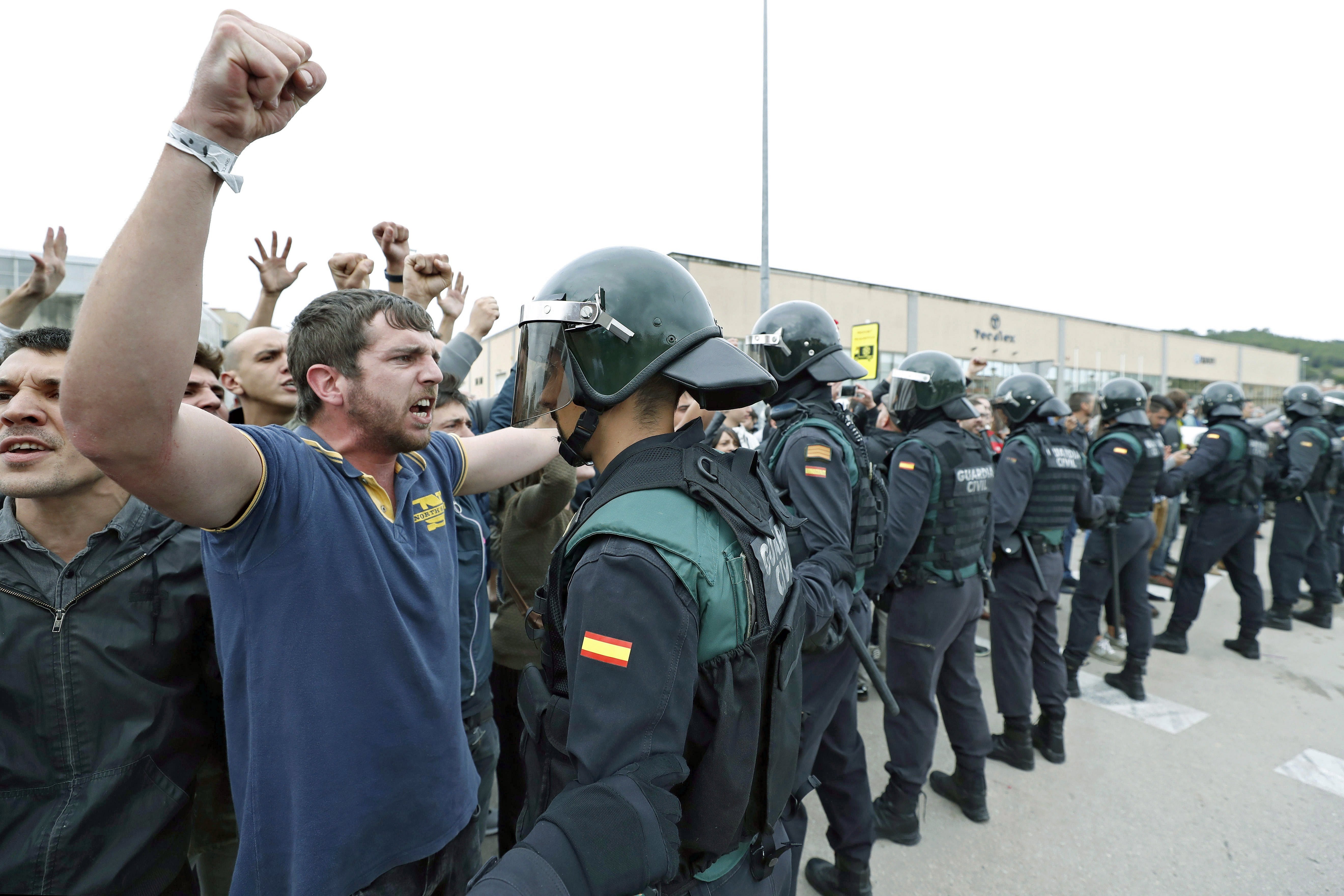Ισπανική κυβέρνηση: «Υποδειγματική» η στάση της αστυνομίας στο δημοψήφισμα [Βίντεο]