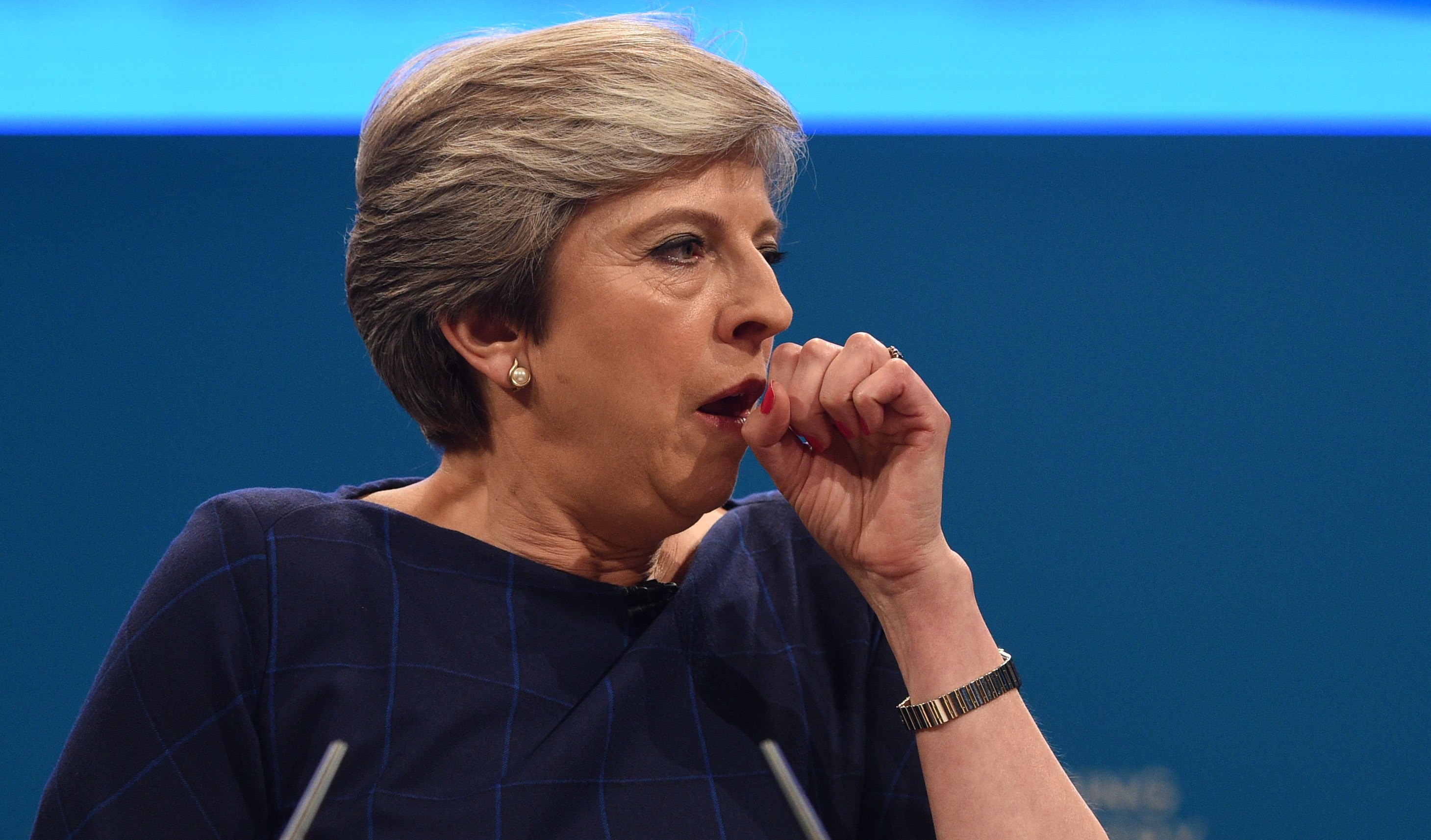 Επίμονος βήχας και φαρσέρ επισκίασαν την κεντρική ομιλία της Μέι