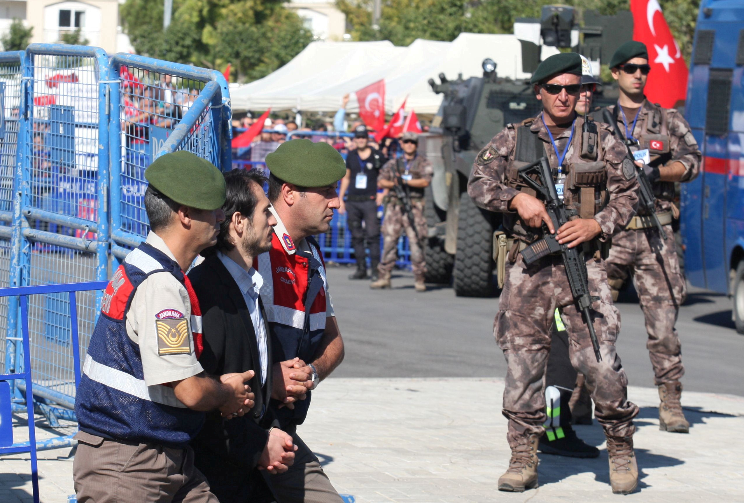 Τουρκία: Ένταλμα σύλληψης 100 πρώην αστυνομικών για την απόπειρα πραξικοπήματος