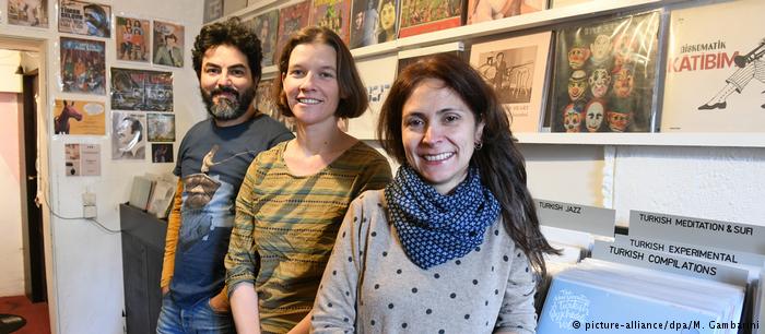 Εξόριστοι Τούρκοι σχεδιάζουν ιντερνετική Ακαδημία