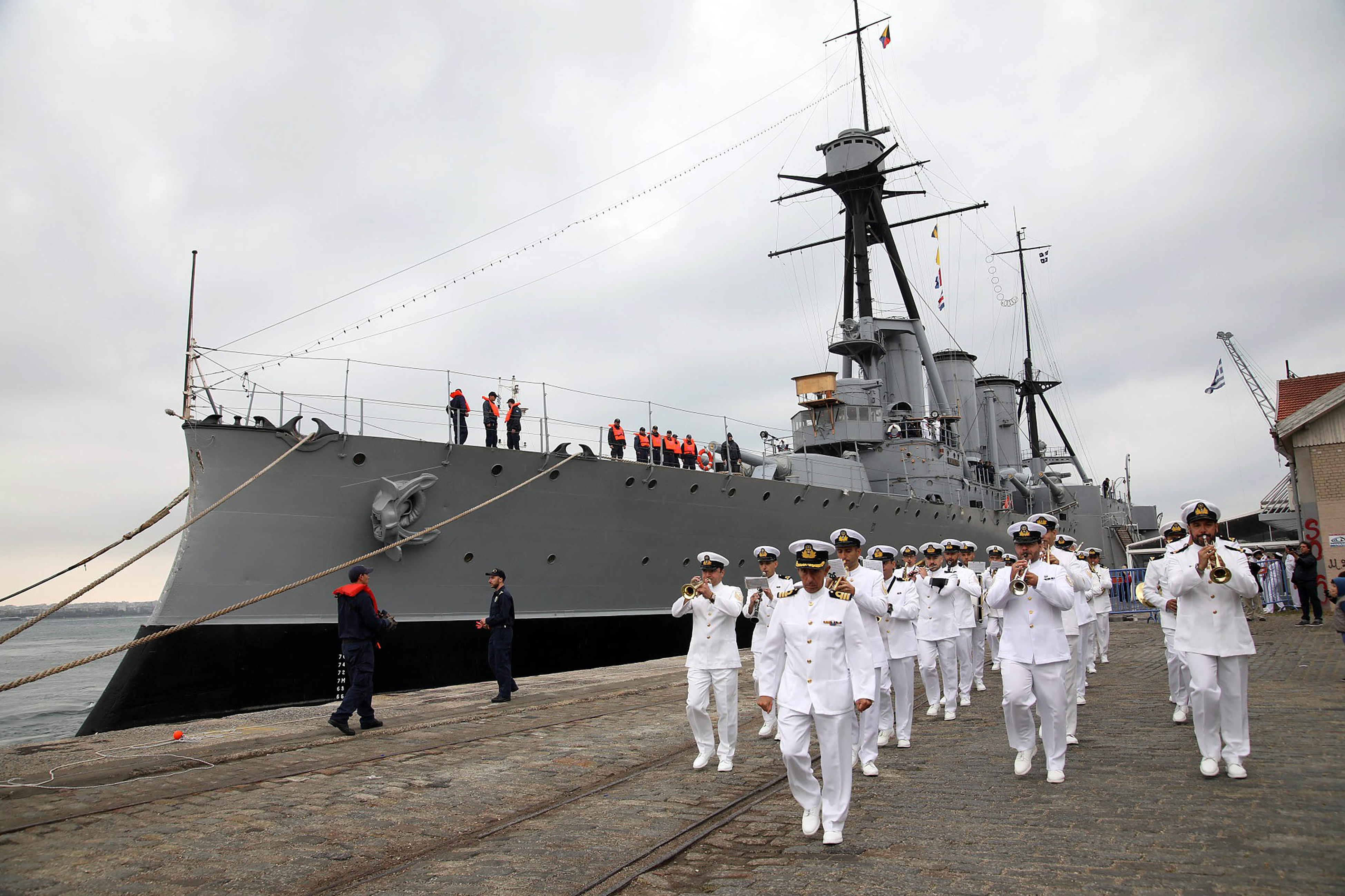 Η μπάντα του Ναυτικού έπαιξε το Despacito [Βίντεο]