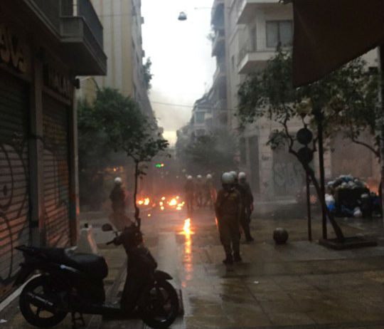 Επεισόδια στα Εξάρχεια μεταξύ αντιεξουσιαστών και ΜΑΤ [Video]