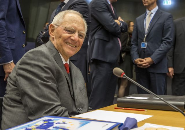 Ο Σόιμπλε άφησε non paper-βόμβα και είπε «Οχι» στον Μακρόν