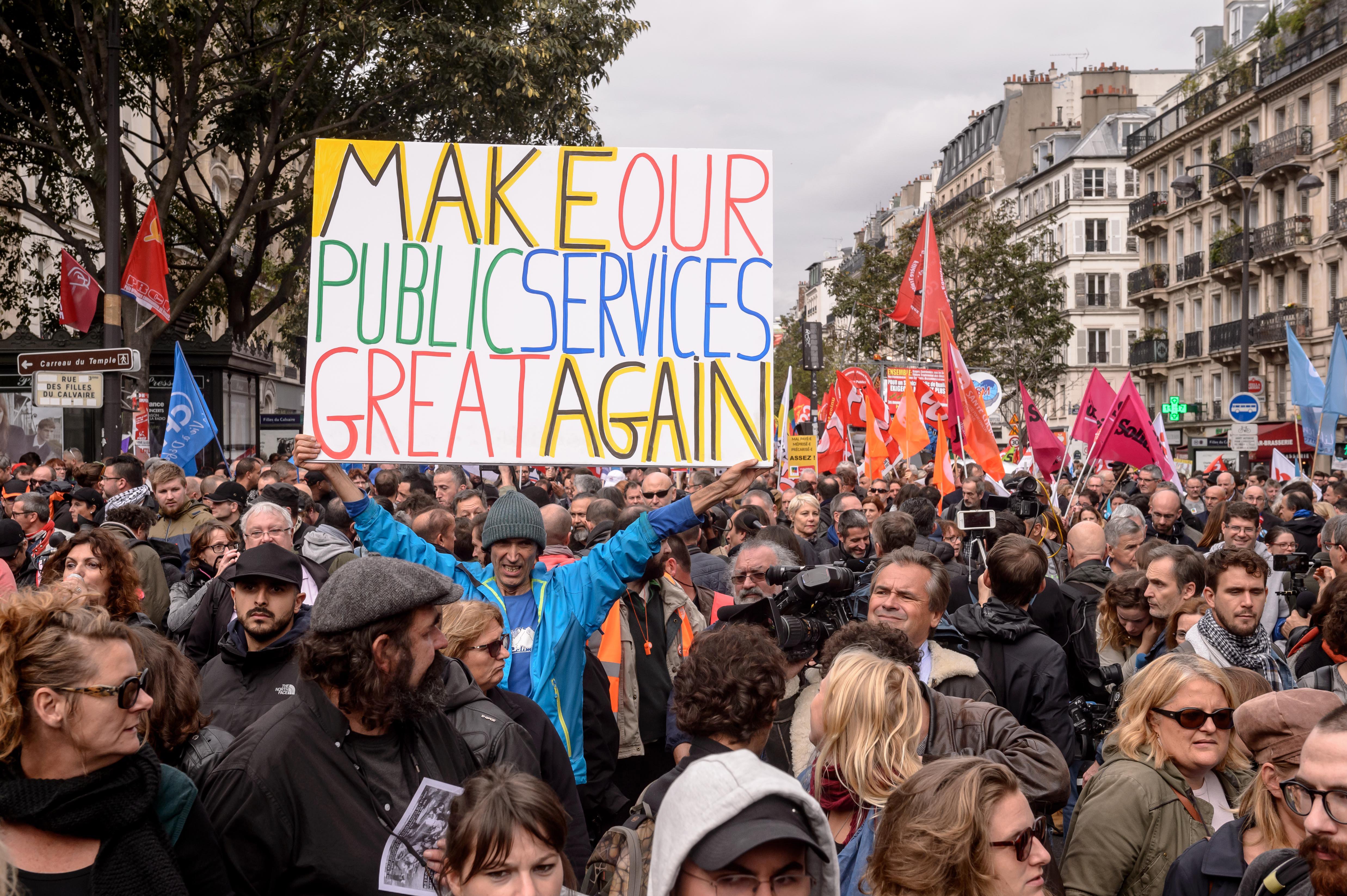 Γαλλία: Στους δρόμους χιλιάδες δημόσιοι υπάλληλοι ενάντια στα νέα μέτρα