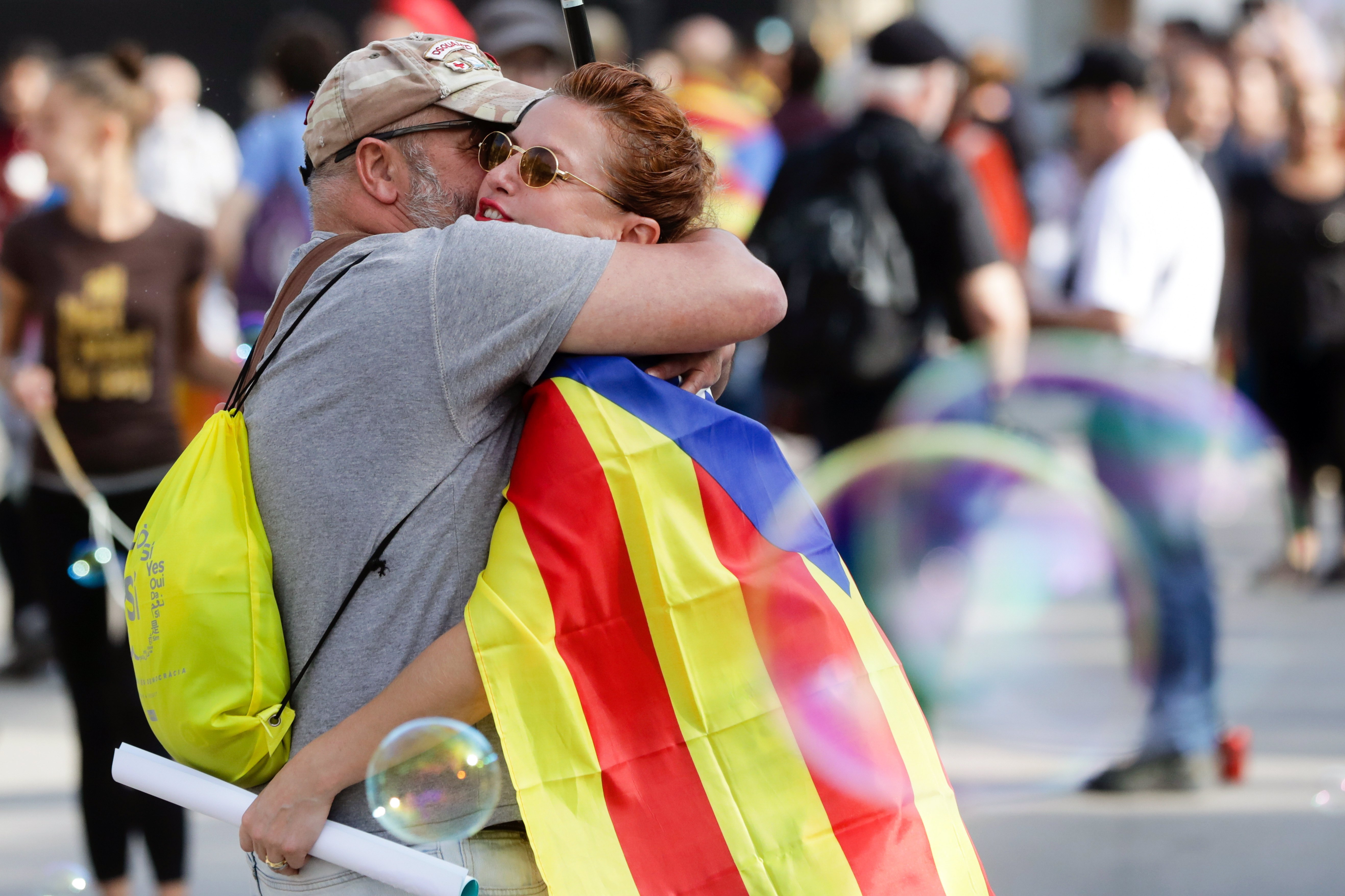Ογκώδεις διαδηλώσεις στη Βαρκελώνη για τις συλλήψεις δύο καταλανών ηγετών