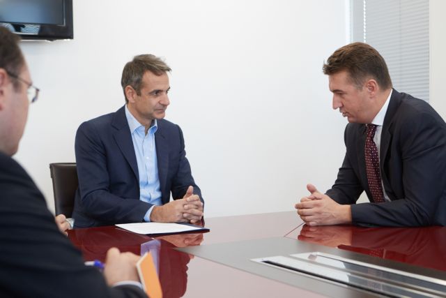 Οι διακρατικές σχέσεις στη συνάντηση του Μητσοτάκη με τον Σέρβο πρέσβη