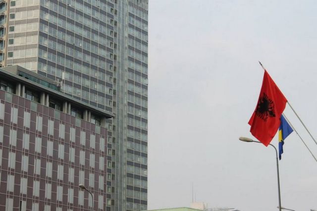 Μιλάνο: Στο προξενείο της Αλβανίας κυματίζει και η σημαία του Κοσόβου