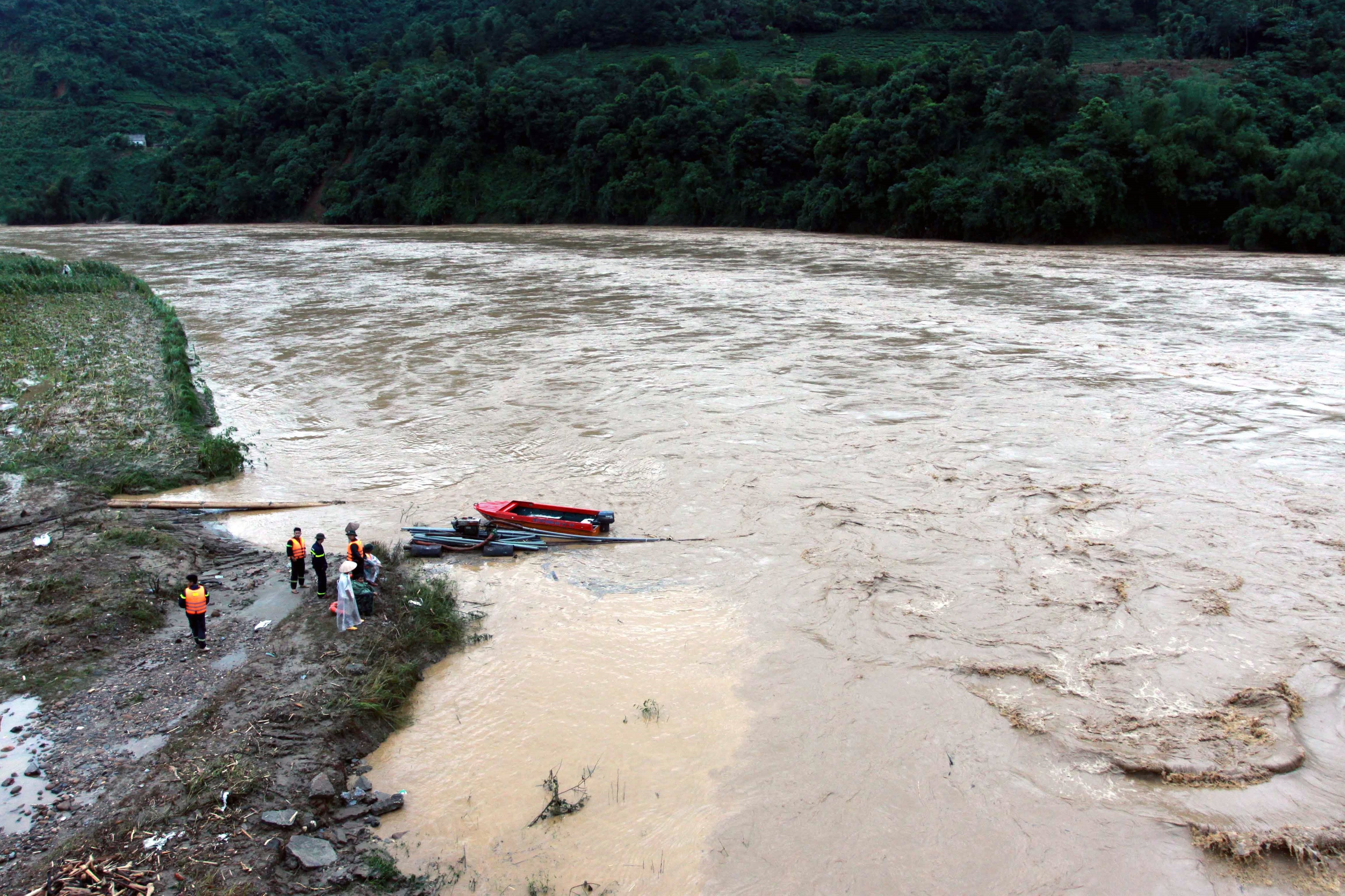 Βιετνάμ: 37 νεκροί και 40 αγνοούμενοι εξαιτίας πλημμυρών [βίντεο]