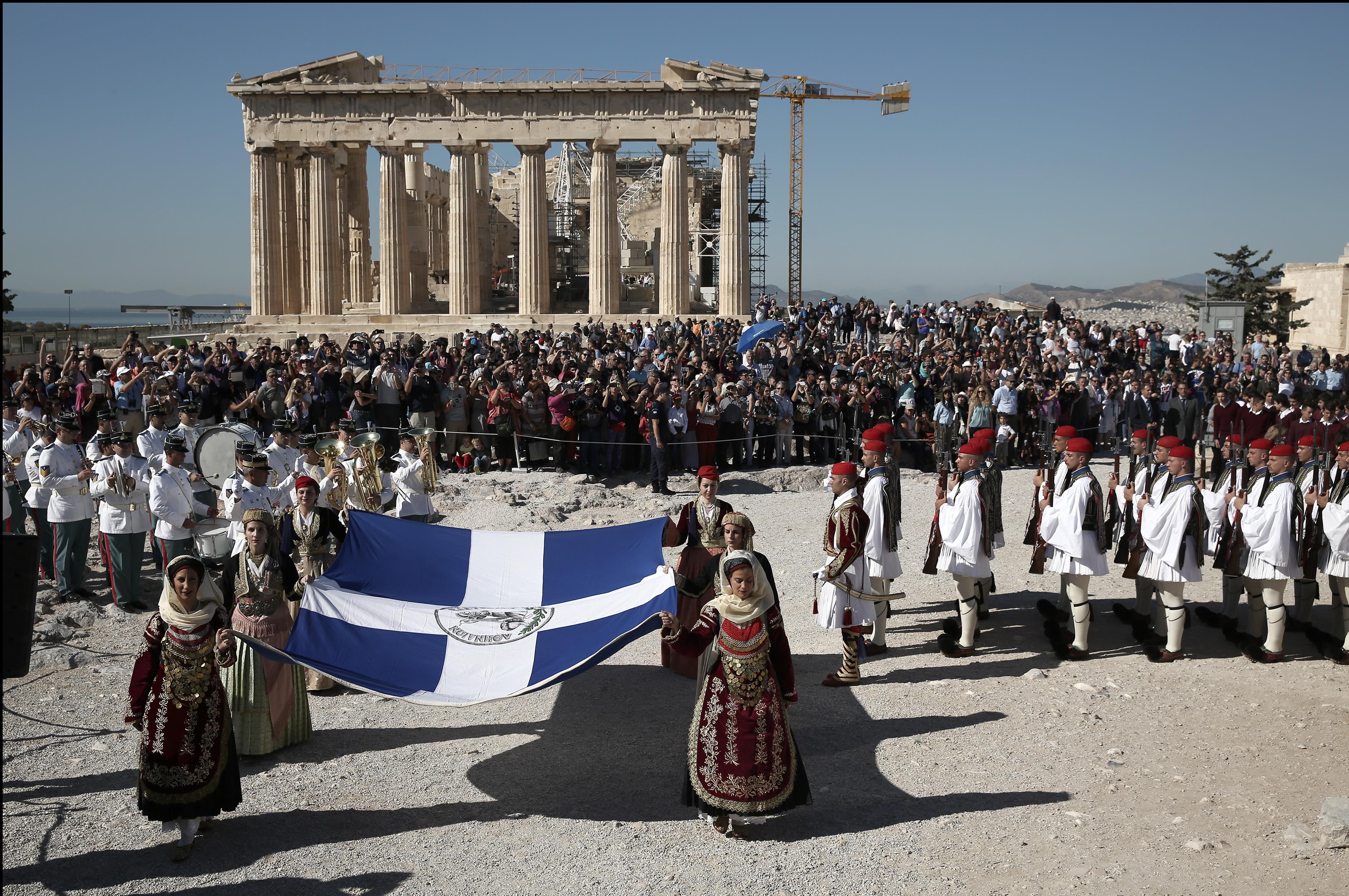 Έπαρση σημαίας στην Ακρόπολη για την 73η επέτειο απελευθέρωσης της Αθήνας
