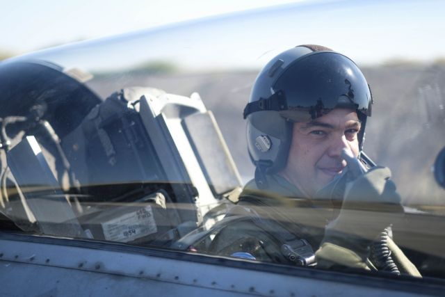 Η ΚΝΕ «τρολάρει» τον Τσίπρα στο F-16 με Top Gun και Ρένα Βλαχοπούλου