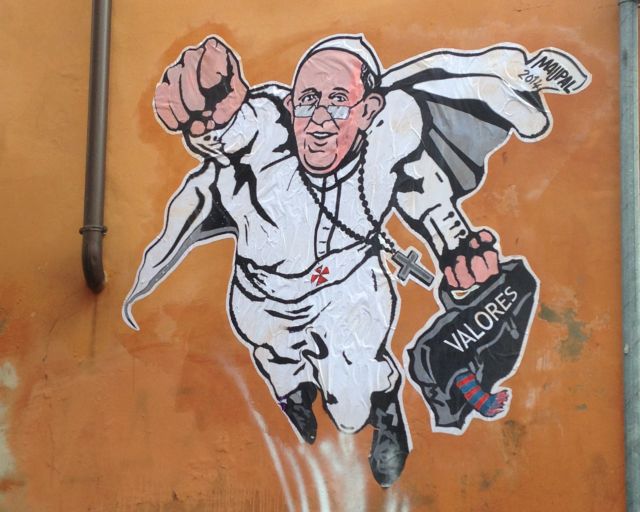 Ο πάπας Φραγκίσκος γίνεται Σούπερμαν και πετάει με τη γροθιά σηκωμένη