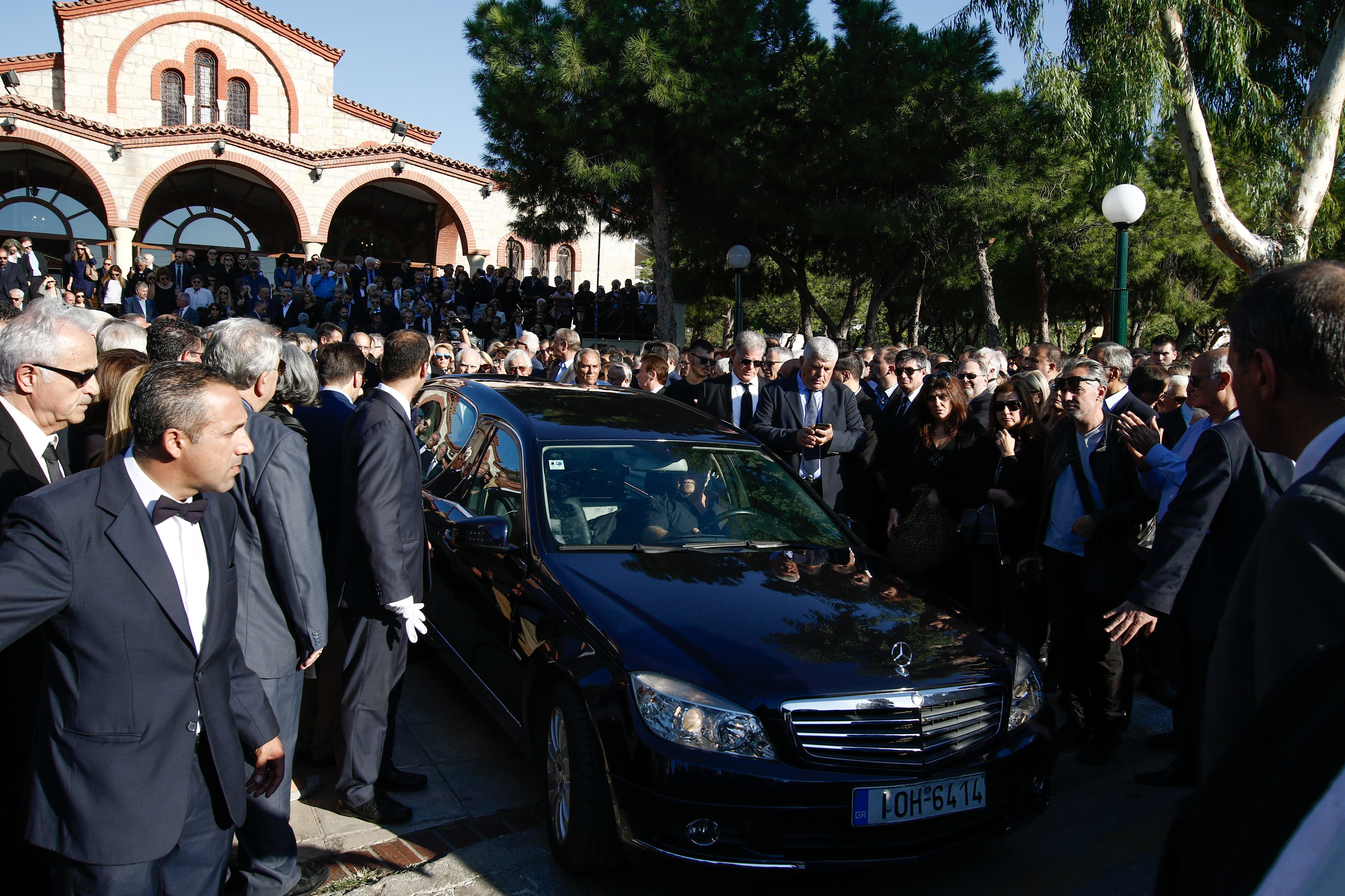 Το τελευταίο αντίο στον Μιχάλη Ζαφειρόπουλο [Εικόνες]