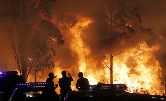 Φονικές πυρκαγιές σαρώνουν Πορτογαλία και Ισπανία