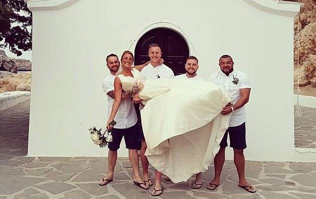 «Οι Έλληνες αντέδρασαν υπερβολικά» λένε οι Βρετανοί νεόνυμφοι στη Ρόδο