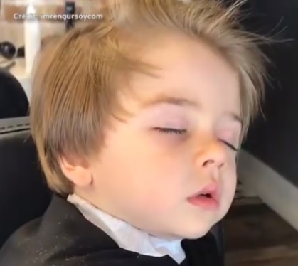 Τον … πήρε ο ύπνος ενώ κουρευόταν [Βίντεο]