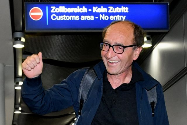 Ο τουρκικής καταγωγής συγγραφέας Ντογάν Ακανλί επέστρεψε στη Γερμανία