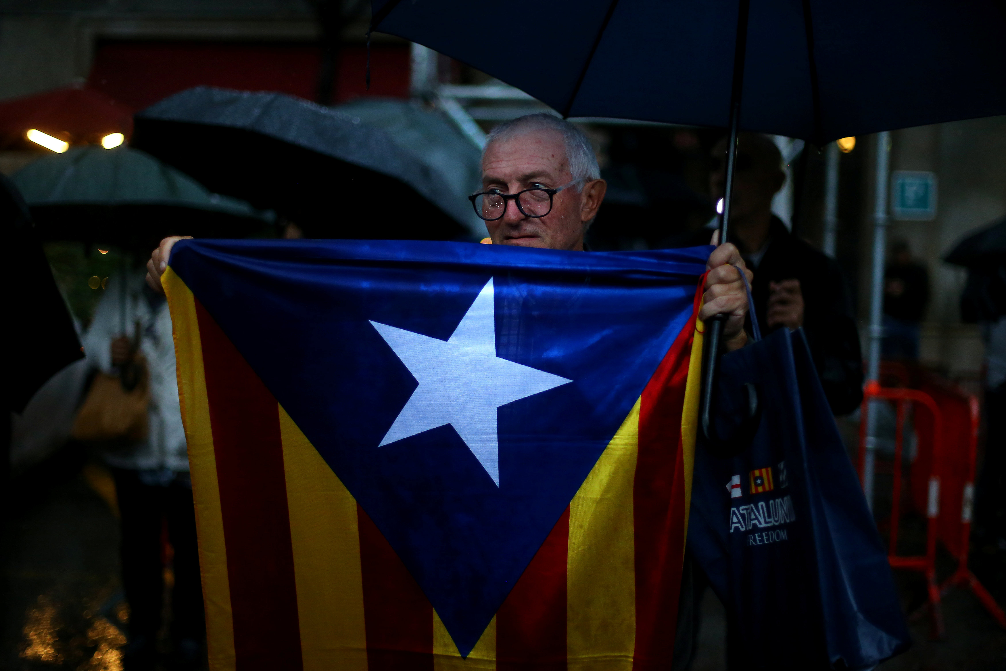 Στα άκρα η κόντρα Ισπανίας – Καταλονίας λίγο πριν την αναστολή της αυτονομίας