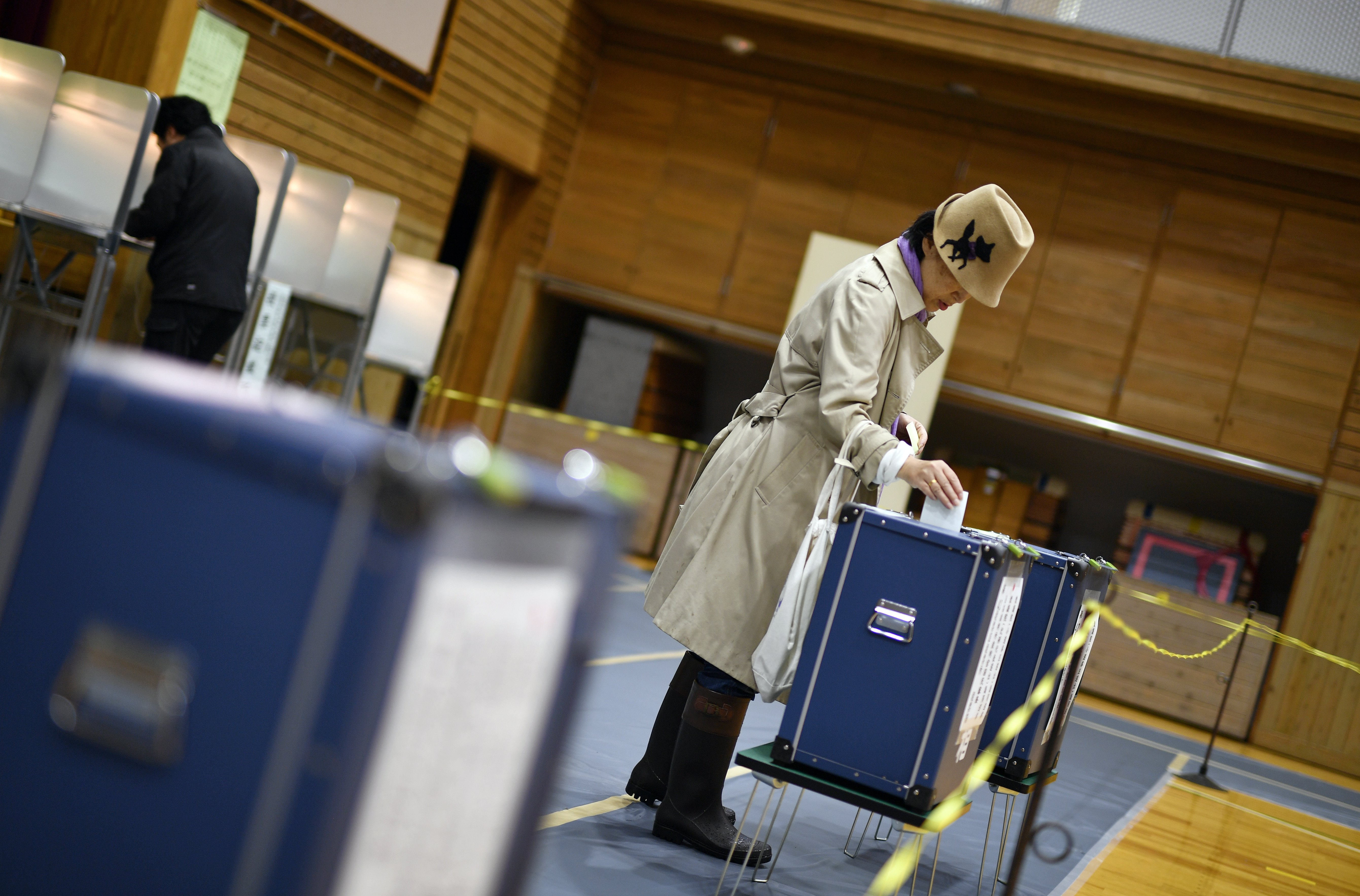 Σε εξέλιξη οι εκλογές στην Ιαπωνία εν μέσω σφοδρής κακοκαιρίας