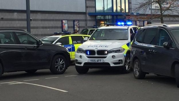 Βρετανία: Τέλος στην κατάσταση ομηρίας σε εμπορικό κέντρο – Συνελήφθη ο ένοπλος
