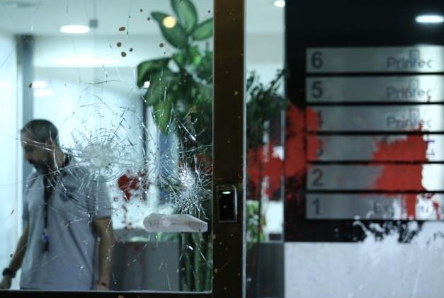 Επίθεση με πέτρες και μπογιές στο κτίριο του Ομίλου 24 Media και του Έθνους