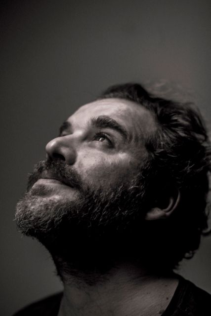 Δείτε το νέο βίντεο κλιπ του Θέμου Σκανδάμη «Από εδώ μέχρι εκεί»