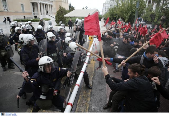 Ένταση σε πορεία φοιτητών έξω από τη Βουλή