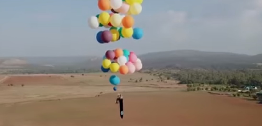 «Μαγική πτήση» ενός άνδρα με 100 μπαλόνια [Βίντεο]