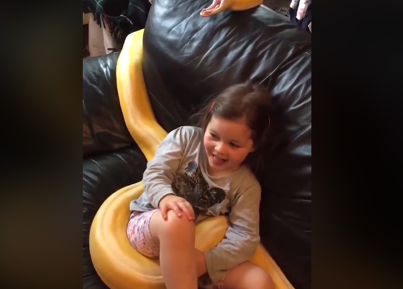 Κοριτσάκι βλέπει τηλεόραση αγκαλιά με ένα… φίδι