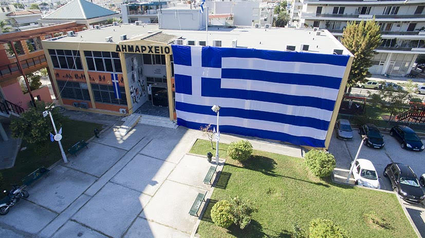 Σημαία 350τμ στο δήμο Ελληνικού-Αργυρούπολης για το «ΟΧΙ»  [Βίντεο]
