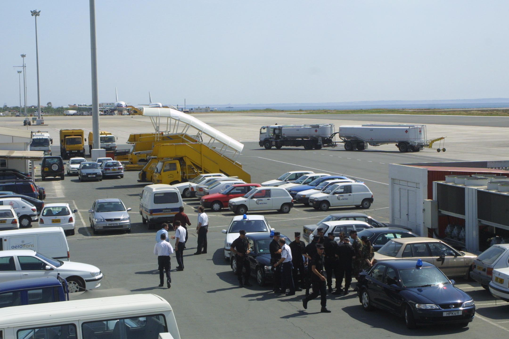 «Έμφραγμα» στο αεροδρόμιο Λάρνακας λόγω του νέου συστήματος ελέγχου διαβατηρίων