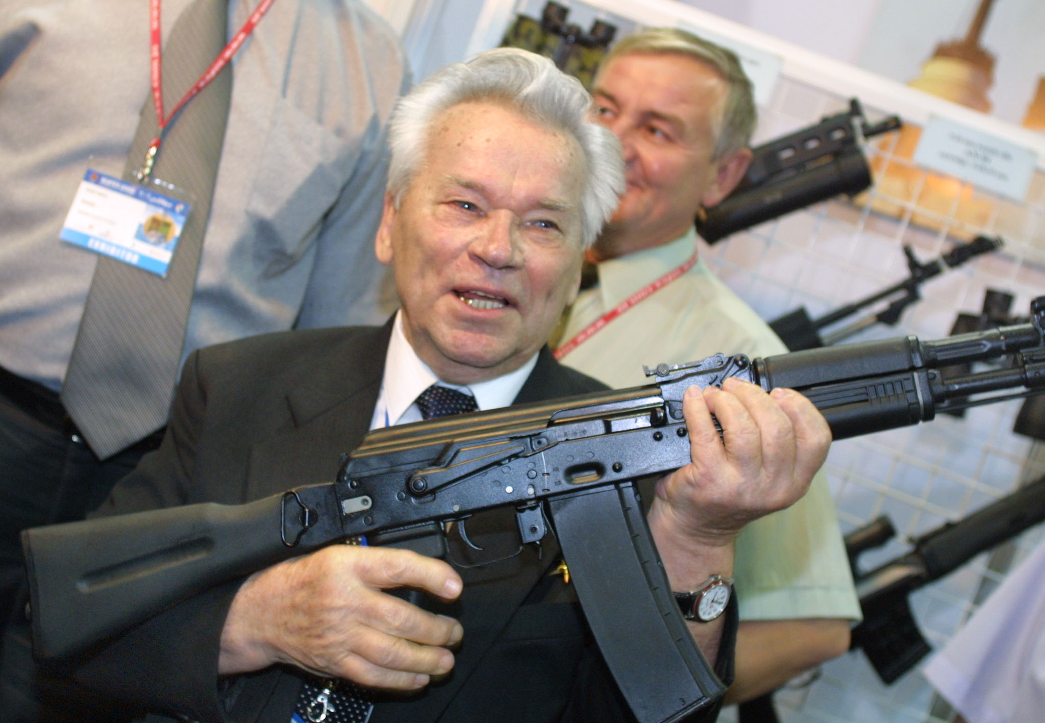 Ο όμιλος «Καλάσνικοφ» προσφέρει στους δημοσιογράφους όπλα με έκπτωση