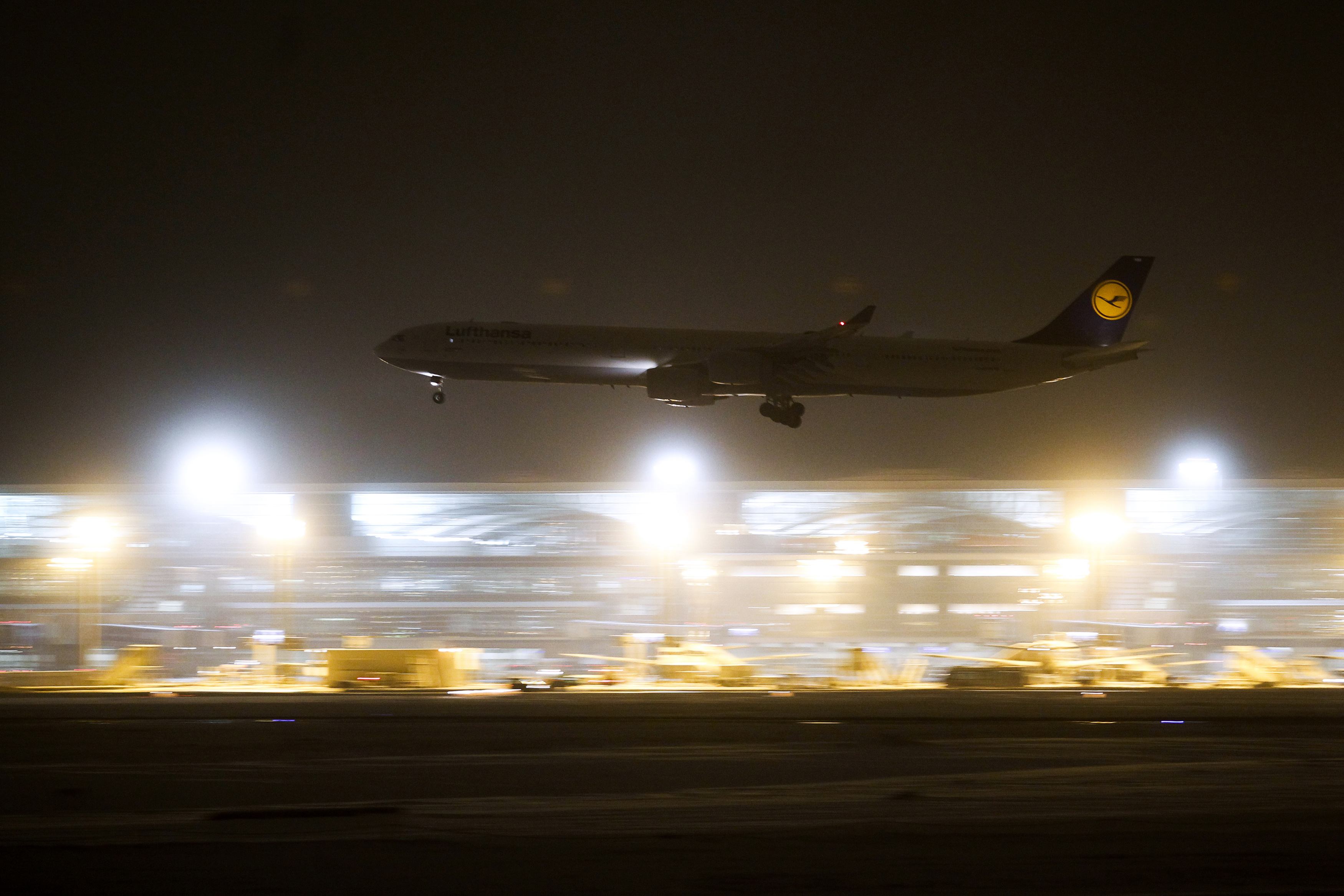 Αεροπλάνο έπιασε φωτιά την ώρα της προσγείωσης [Βίντεο]