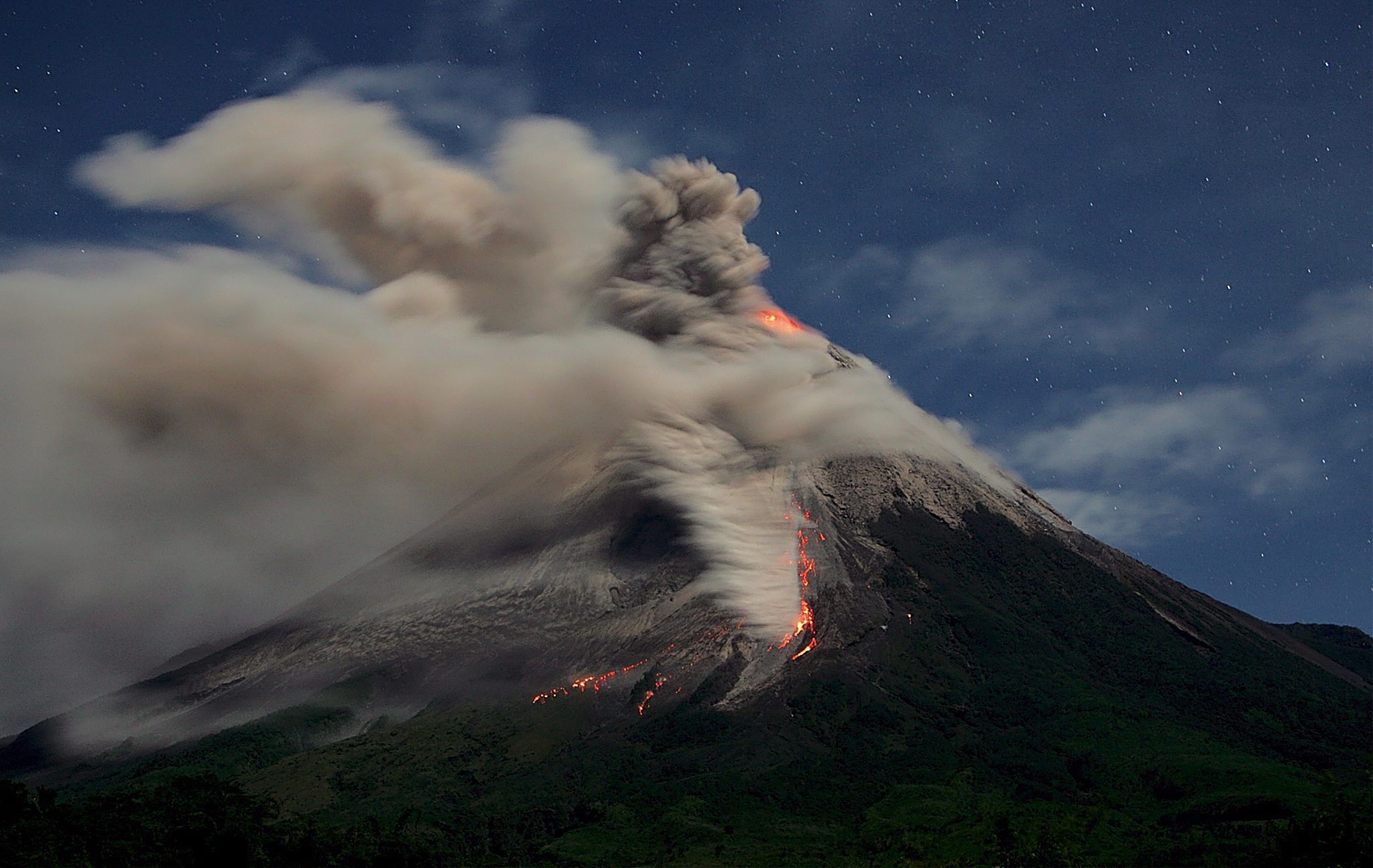 Ινδονησία: Εξερράγη το ηφαίστειο Αγκούνγκ
