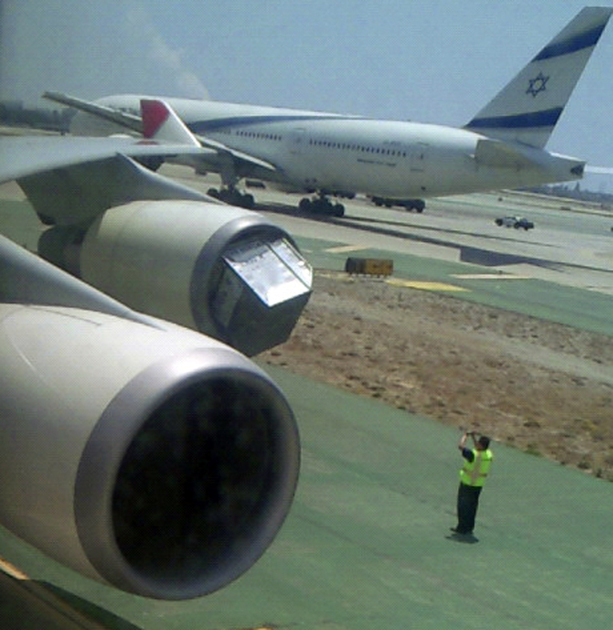 Τρόμος εν πτήσει με παράθυρο αεροσκάφους που… ξεκόλλησε [Βίντεο]