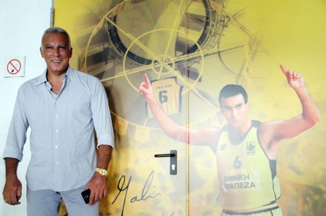 Ο Γκάλης στο πλευρό του μικρού Χριστόφορου