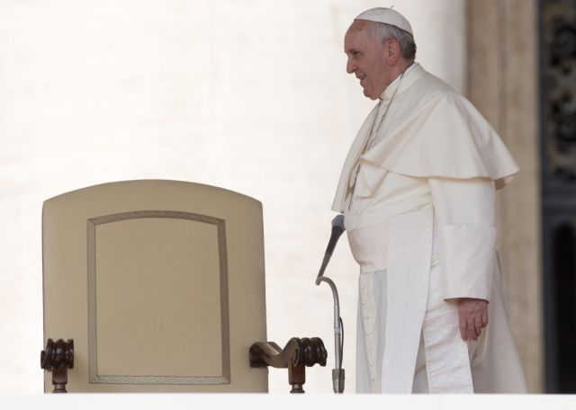 Τους κόβει το κάπνισμα ο Πάπας