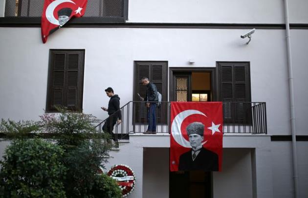 Ζευγάρια από την Τουρκία παντρεύονται στο σπίτι του Ατατούρκ