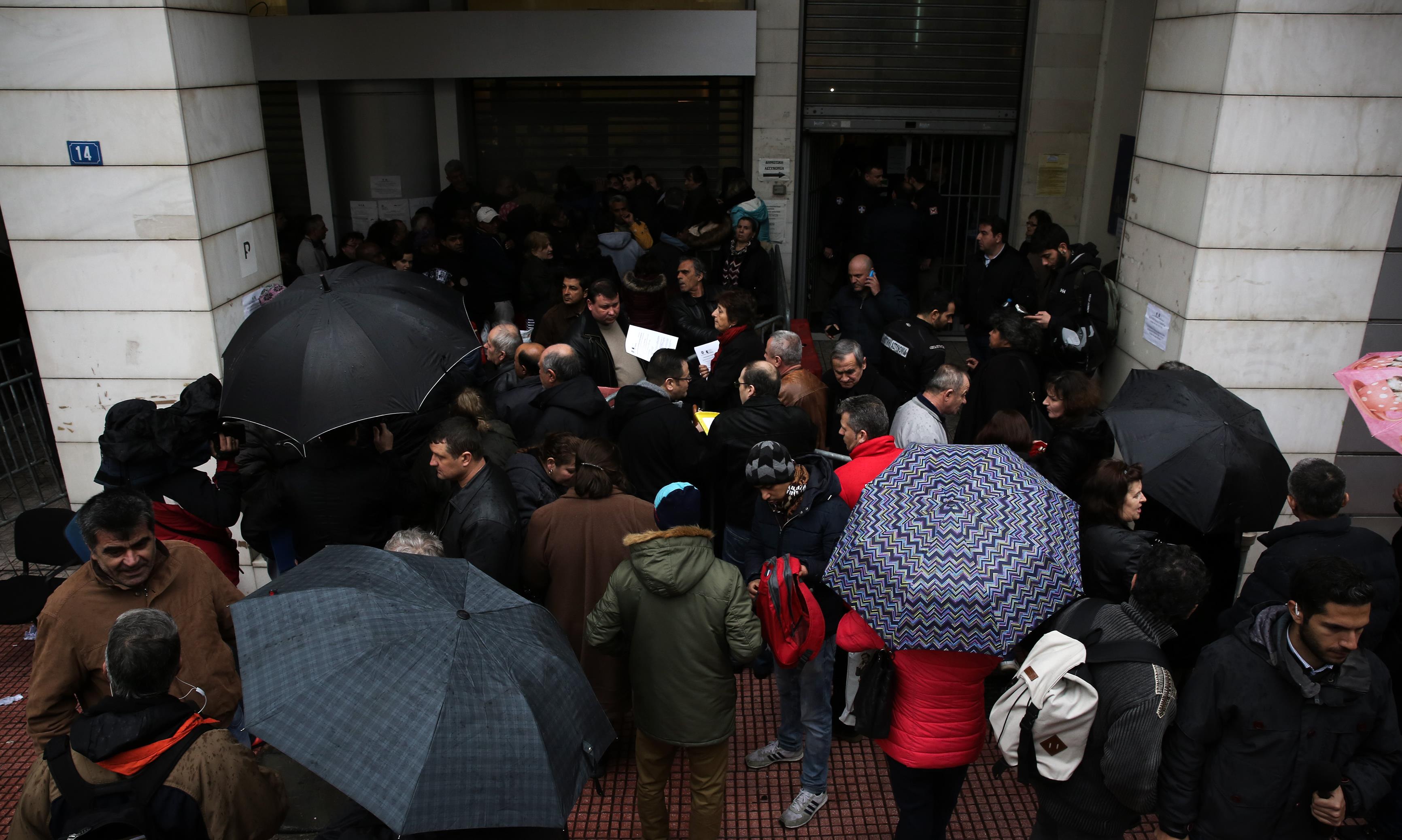 Σε αναστολή 13.000 εγκεκριμένες αιτήσεις του προγράμματος ΚΕΑ