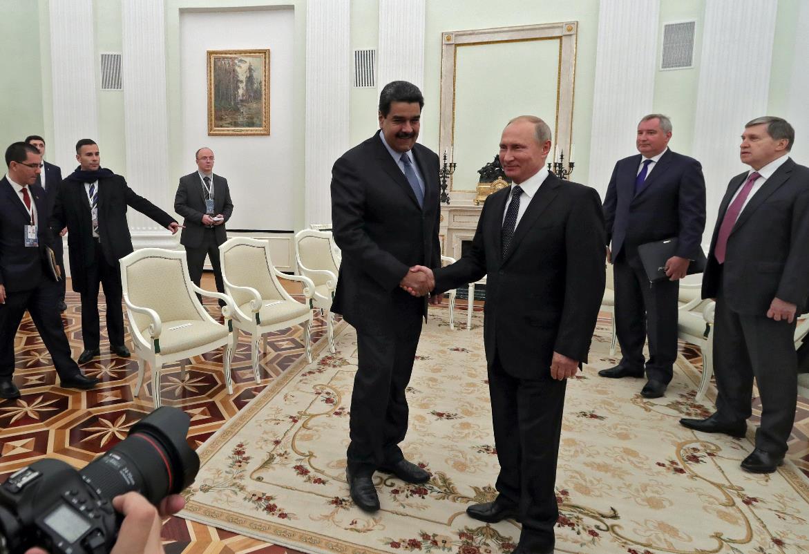 Χείρα βοηθείας τείνει ο Πούτιν στον Μαδούρο