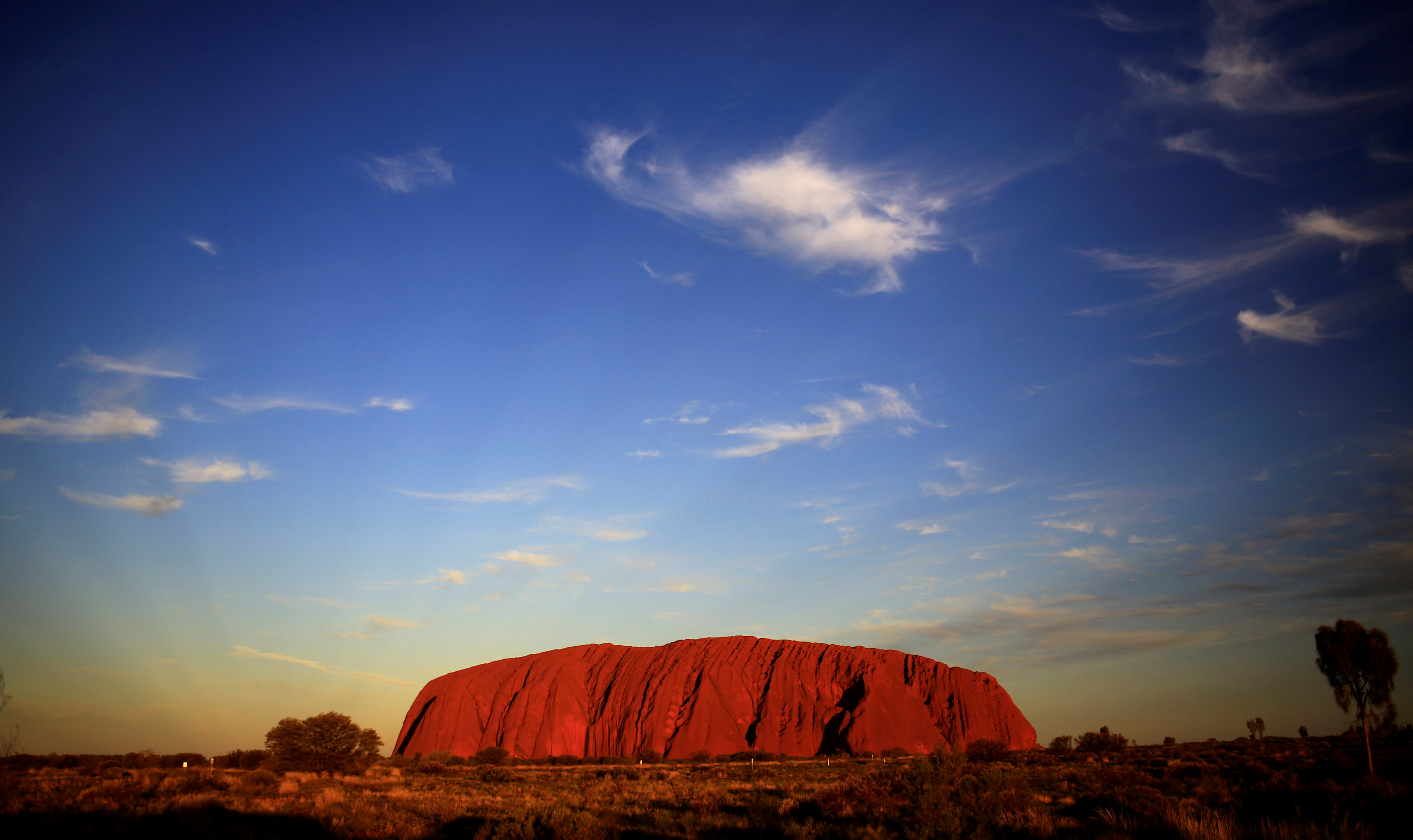 Η Αυστραλία απαγορεύει την ορειβασία στον «ιερό» βράχο Uluru