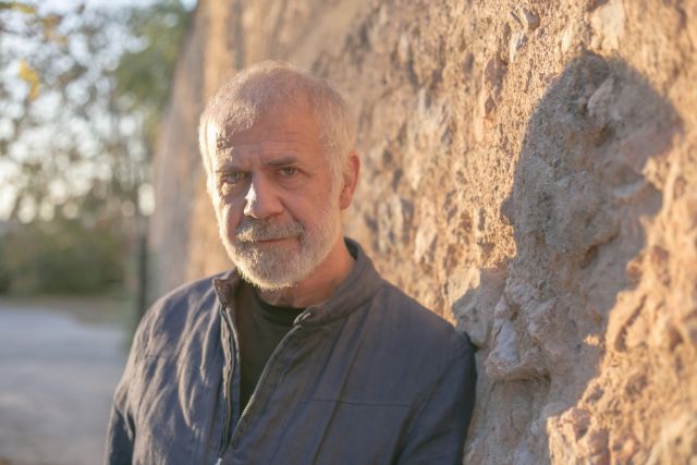 Ο Περικλής Μουστάκης μιλά στο in.gr για θέματα φυσικής