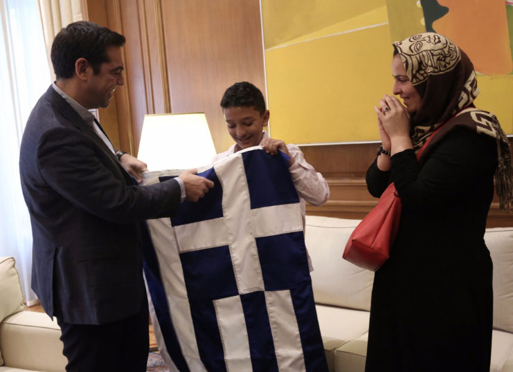 Μια ελληνική σημαία δώρισε ο Αλέξης Τσίπρας στον Αμίρ [Εικόνες]