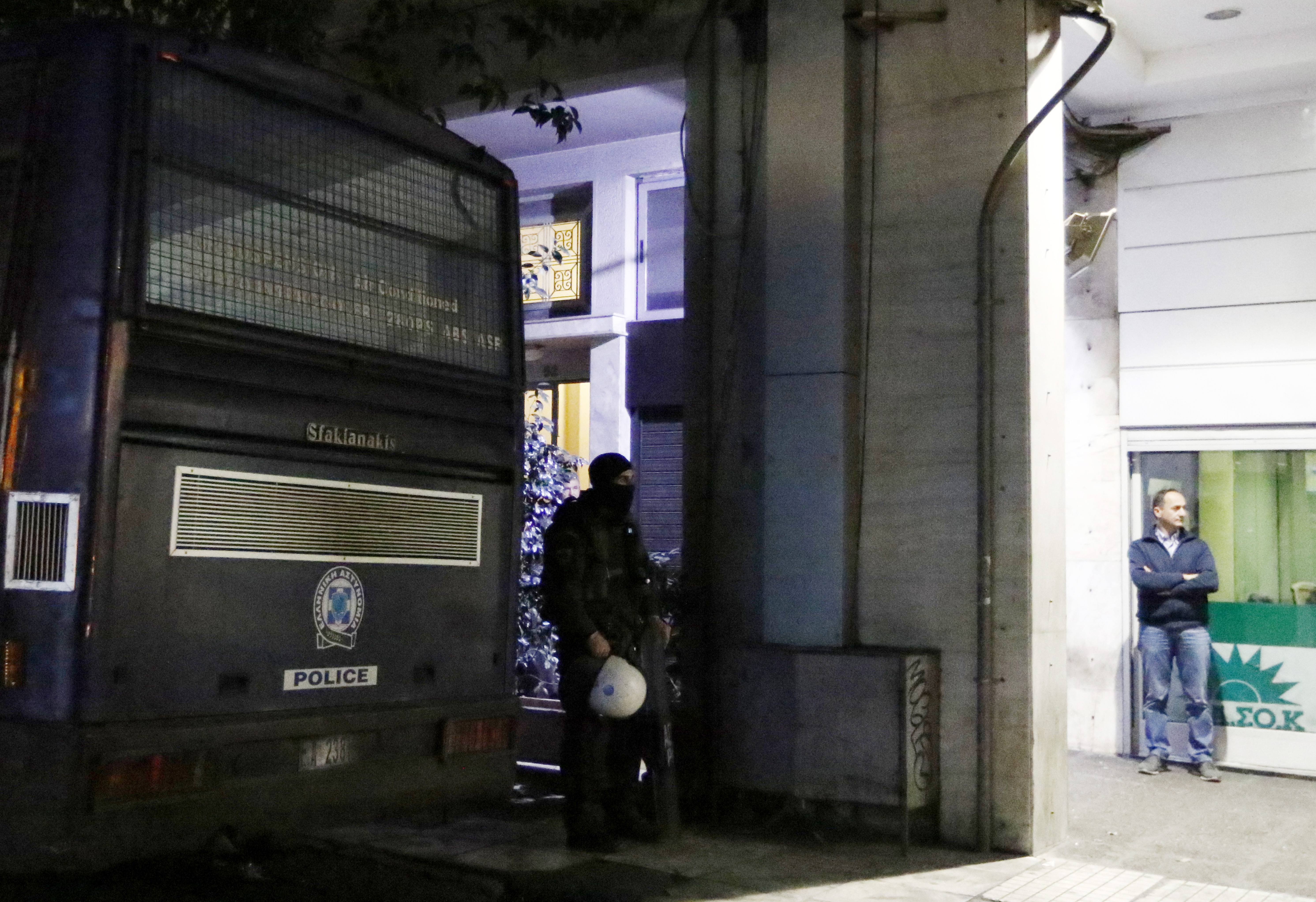 Με στολές ΕΚΑΜ τα ΜΑΤ έξω από τα γραφεία του ΠΑΣΟΚ