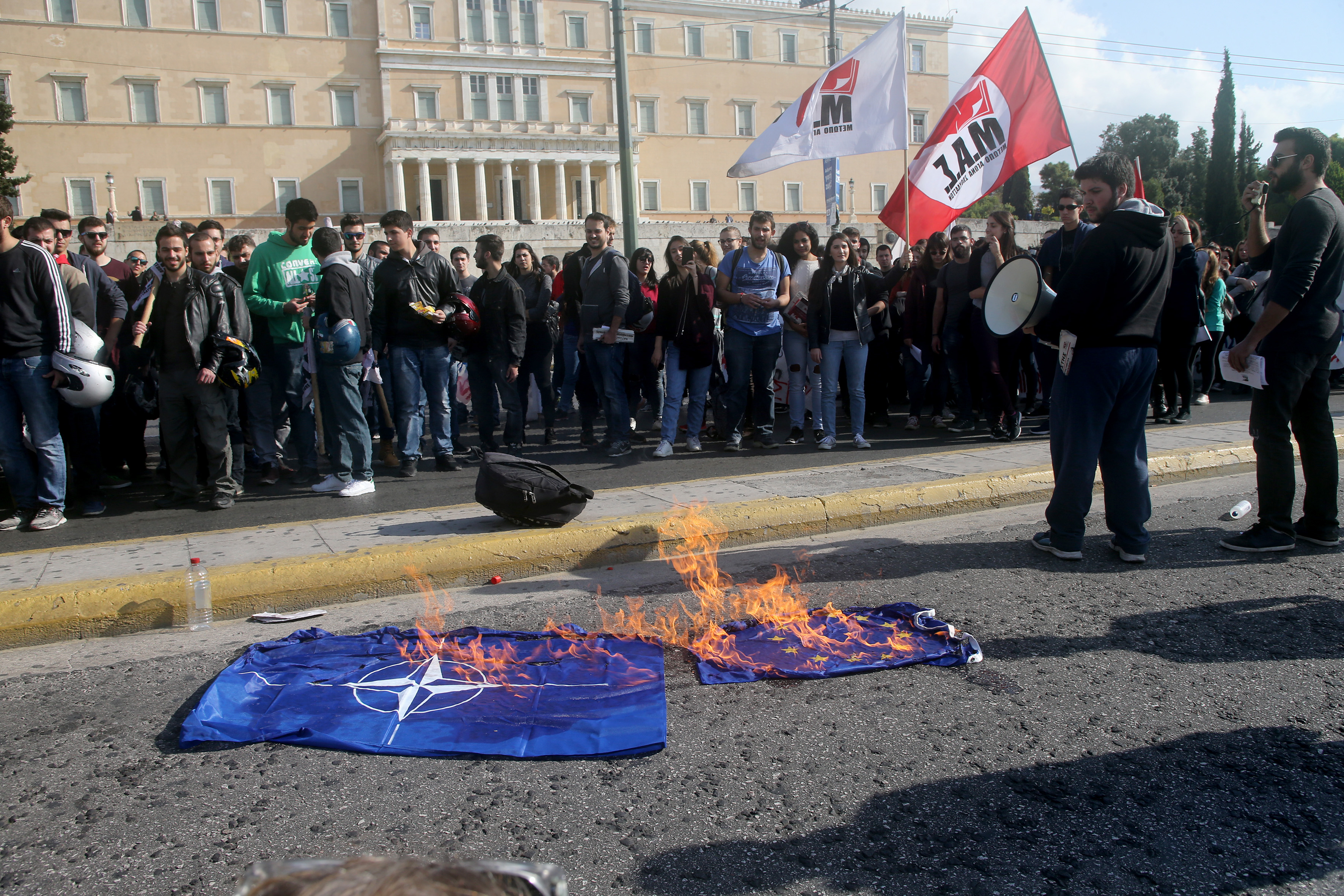 Φοιτητές έκαψαν τη σημαία του ΝΑΤΟ σε πορεία προς τη Βουλή