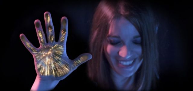 Η μαγεία των πυροτεχνημάτων στα δάχτυλα από τη Disney [Βίντεο]