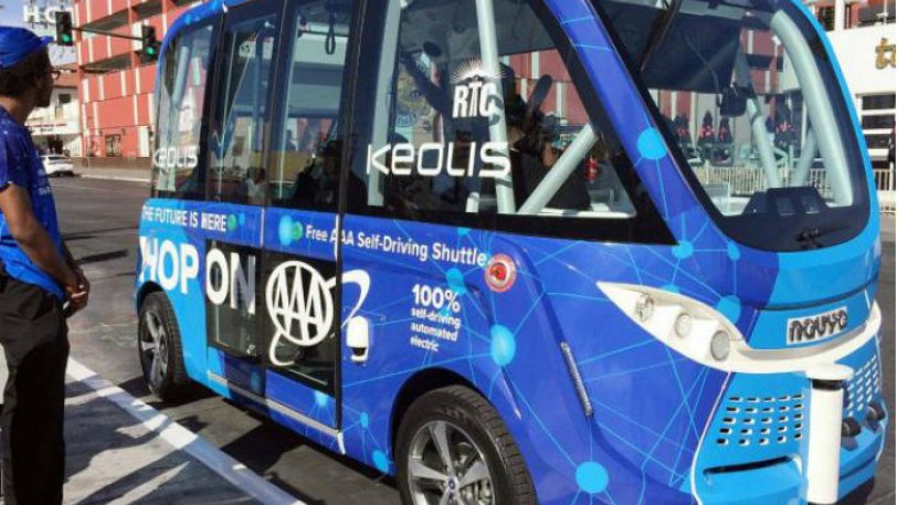 Λεωφορείο χωρίς οδηγό τράκαρε την πρώτη ημέρα κυκλοφορίας [Βίντεο]